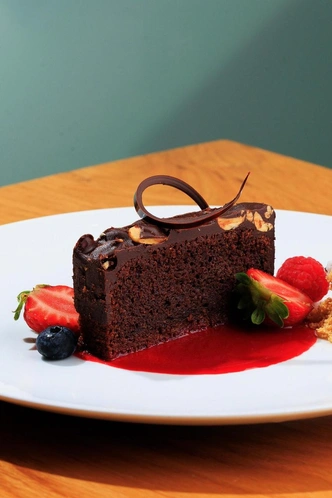 Шоколадный торт с арахисом, какао и миндальной мукой