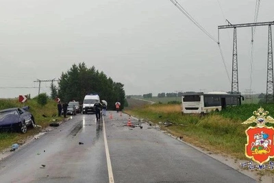 Женщина с ребенком врезалась в автобус в Зарайске: мальчик погиб