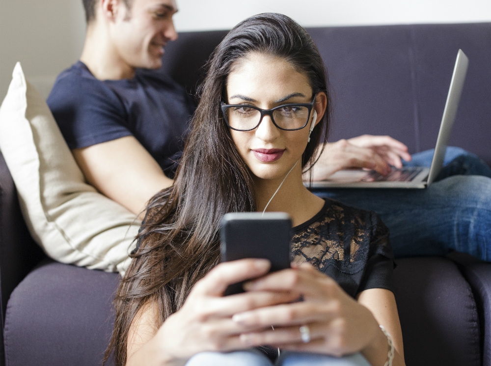 Чем опасны смартфоны для личной жизни | marieclaire.ru