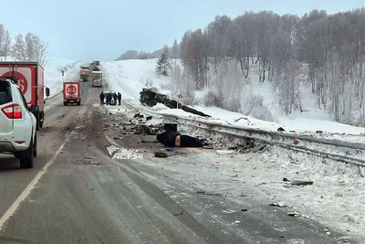 Столкновение фуры, бензовоза и седана на трассе: водитель пострадал