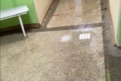 В Волгограде детскую поликлинику затопило питьевой водой