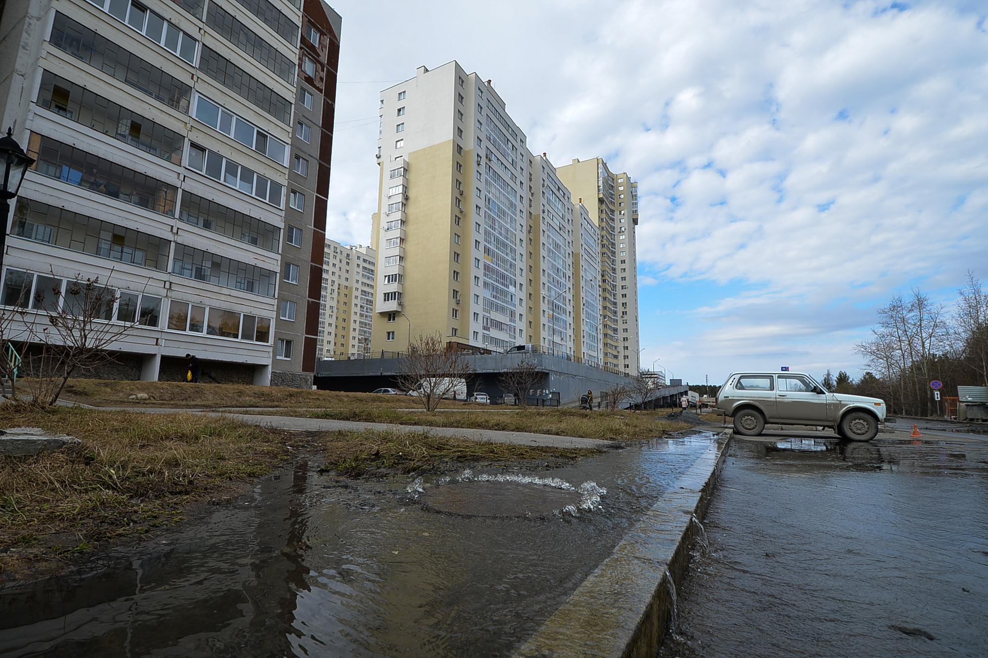 Вода из канализаций хлынула на улицы Владивостока — фото - 24 декабря 2023  - ВЛАДИВОСТОК1.ру