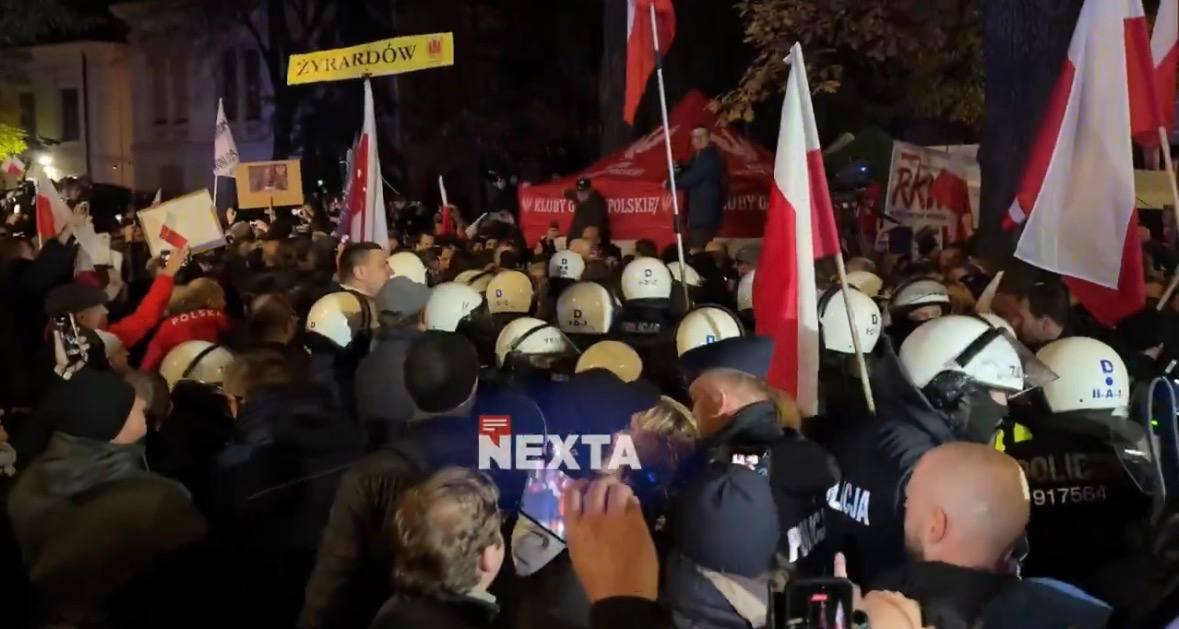 Столкновения в Польше продолжаются: президент экстренно вернулся в страну, а послы объявили об отст…