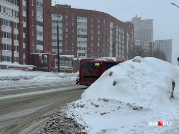 Этот сугроб выше автобуса не на газоне вдоль Уинской, а в кармане остановки «Сквер Журналистов» — автобусы не могут туда заезжать | Источник: читатель 59.RU