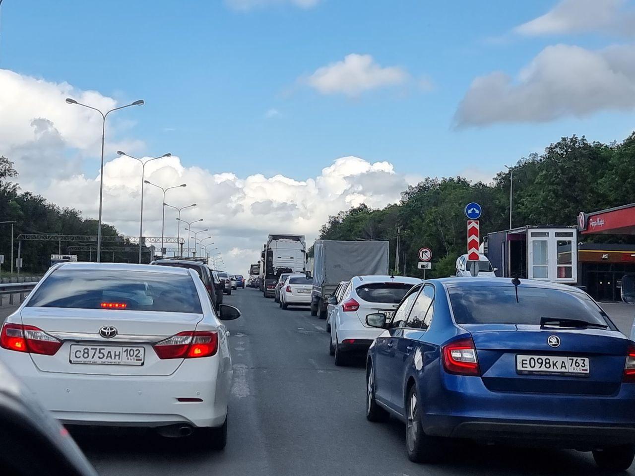 На выезде из Самары скопилась огромная пробка. Показываем, что там происходит сейчас — фото