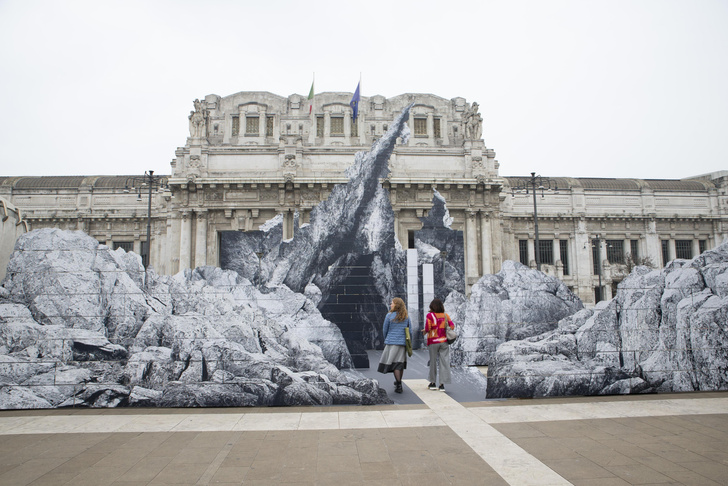 Центральный вокзал Милана украсила 3D-инсталляция в виде скал