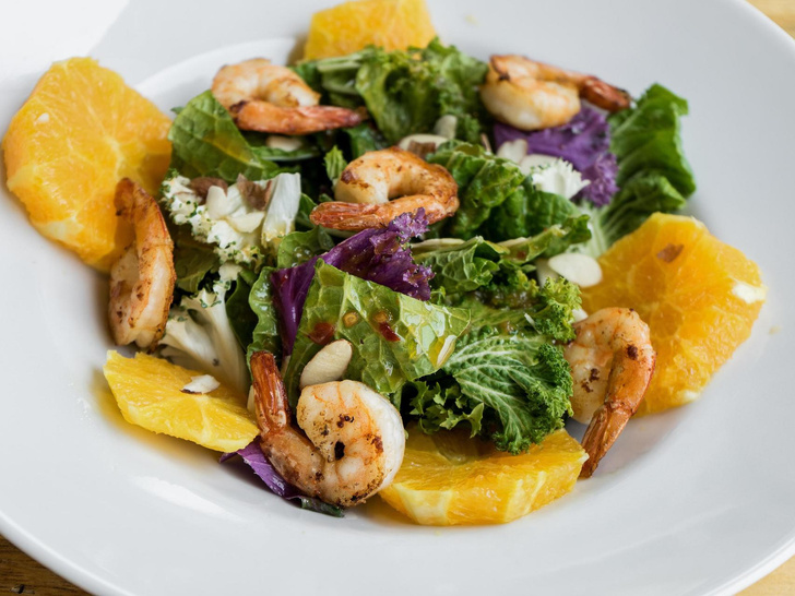 Салат с креветками и мандаринами братья караваевы