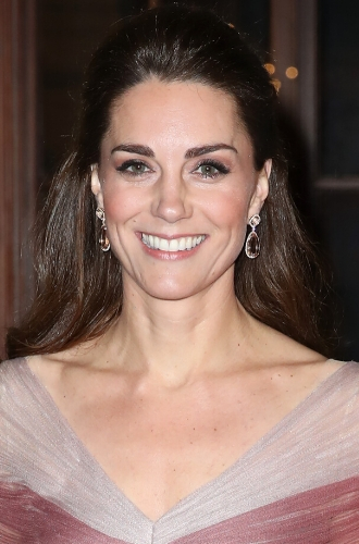 Кейт МиддлтонГустоте и здоровому блеску волос герцогини Кембриджской может позавидовать любая знаменитость. Особенно красиво они смотрятся распущенными в локонах или вот в такой «мальвинке» — элегантно и очень женственно.