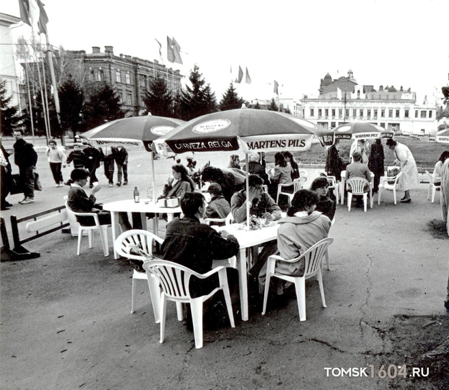 Кафе на площади Ново-Соборной. Середина 1990-х годов  | Источник: «Град над Томью | История Томска»