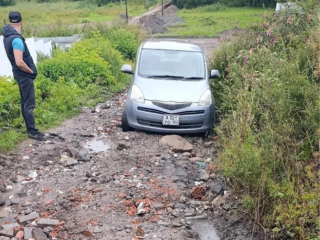 Дорога около парка выглядит удручающе | Источник: читатели НГС