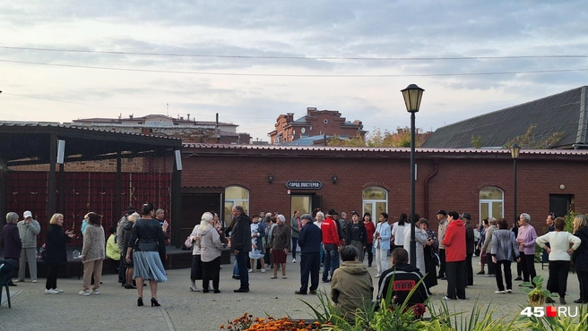 Пожилые люди собираются на танцевальные ретровечера в сквере Музея истории города | Источник: Александр Лисихин / 45.RU