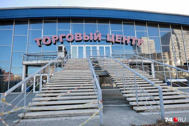 Раньше зайти в Торговый центр можно было с четырех сторон, сейчас перекрыто всё | Источник: Михаил Шилкин