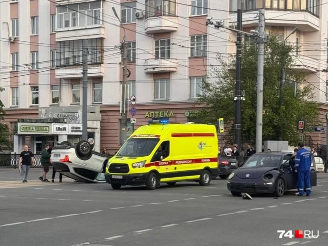 У Volkswagen — повреждения передней фары | Источник: читатель 74.RU