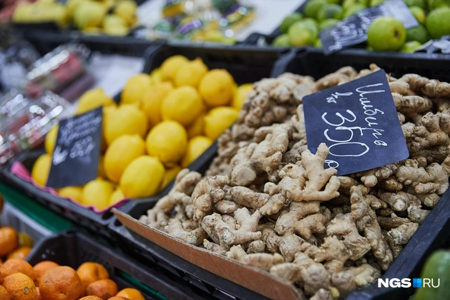 Чаще всего имбирь используют с лимоном и медом при ОРВИ | Источник: Александр Ощепков / NGS.RU