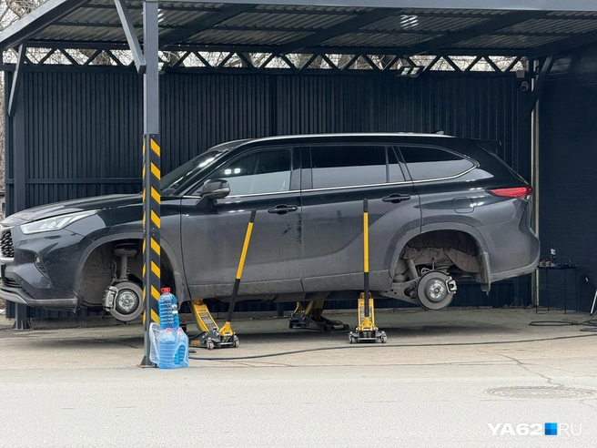 Пока еще на выходные записаться реально, но надо позвонить в разные СТО | Источник: Сергей Петунин / YA62.RU