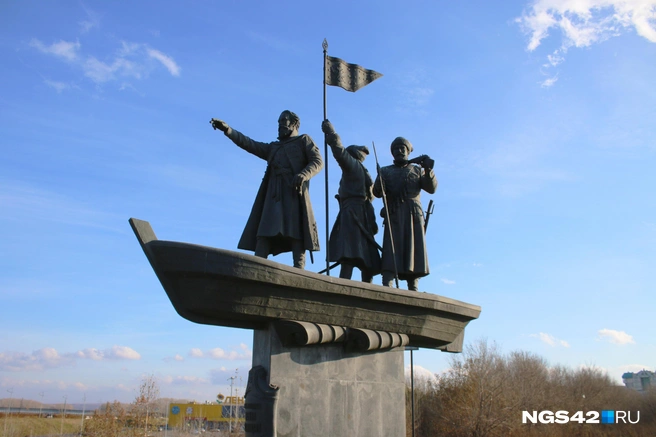 Люди в лодке&nbsp;— безымянные воевода, казак и стрелец | Источник: Игорь Епифанцев / NGS42.RU