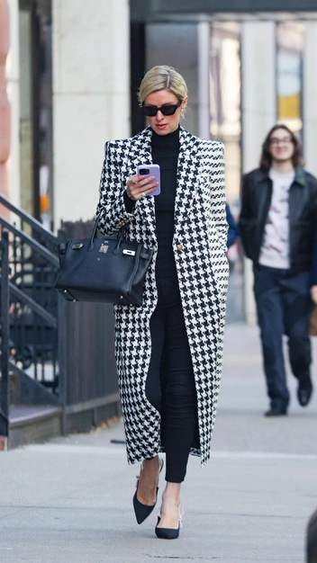 Носите только так: Ники Хилтон показала, с чем сочетать узкие джинсы, чтобы выглядеть эффектно | marieclaire.ru