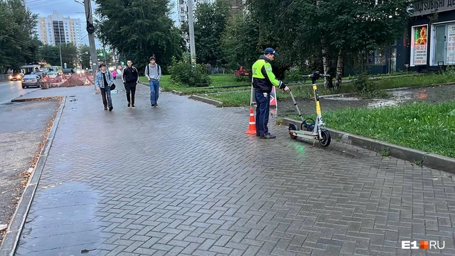 На самокате, который сбил ребенка, ехали двое парней | Источник: ГИБДД Екатеринбурга