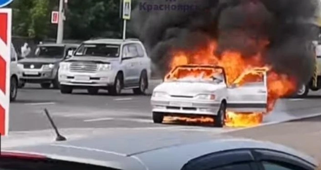 Момент пожара, когда владелец авто уже отошел в сторону и звонил по телефону | Источник: скрин с видео / «ЧП Красноярск» / vk.com