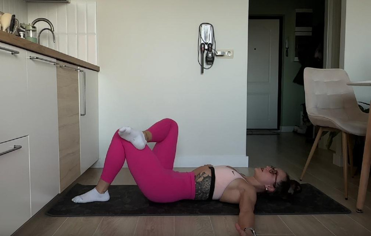 Видео: отличное упражнение от напряжения в спине для всех, у кого сидячая работа