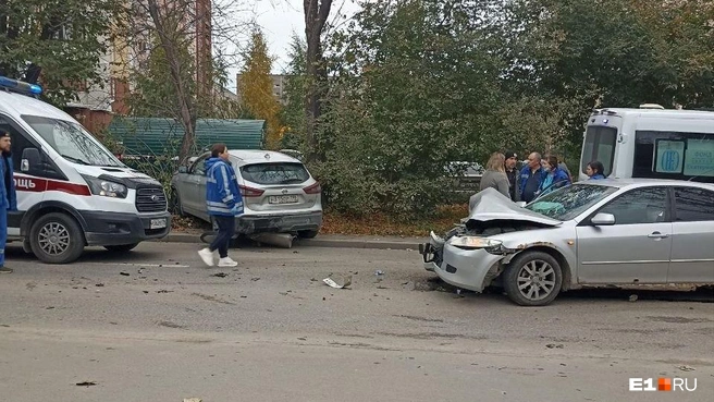 На месте две машины скорой помощи | Источник: читательница E1.RU