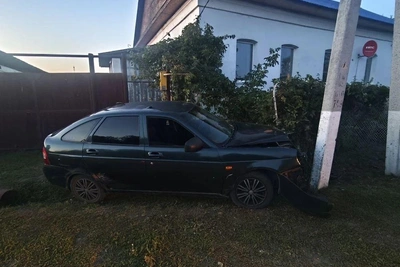 В Зауралье «Лада Приора» врезалась в столб: двое пострадавших