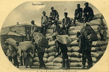 Портовых грузчиков называли «крючниками»: их рабочим инструментом был металлический крюк для переноски мешков и тюков | Источник: Музей Новосибирска