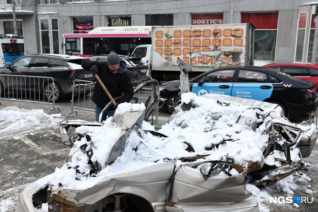 Некоторые машины получили очень серьезные повреждения | Источник: Александр Ощепков / NGS.RU