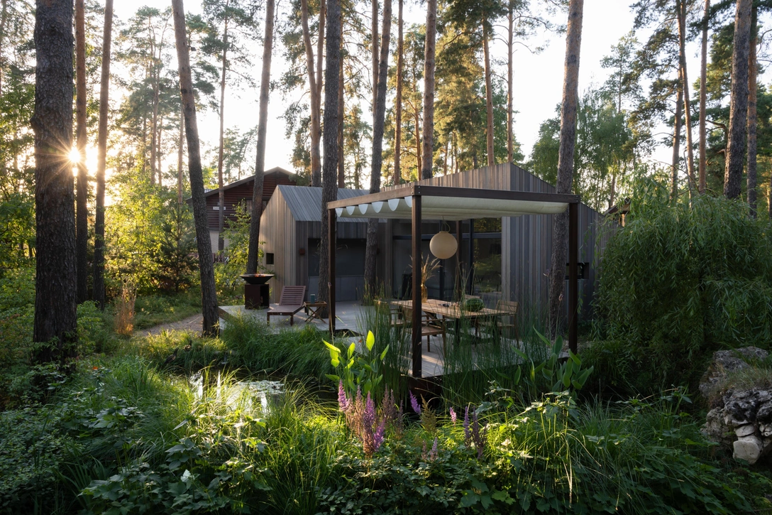 Дом в коттеджном поселке «Заповедный бор». Пейзаж является частью проекта. | Источник: Илья Иванов