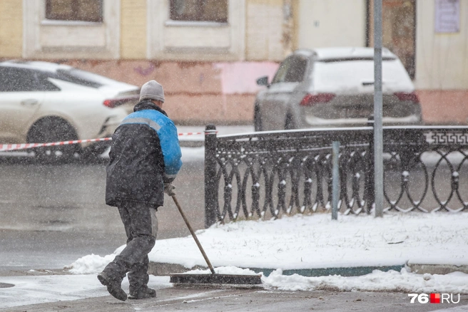 Улицы города активно чистят | Источник: Кирилл Поверинов / 76.RU