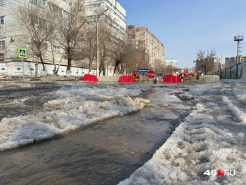 Воду с места аварии сливают на проезжую часть | Источник: Кирилл Митин