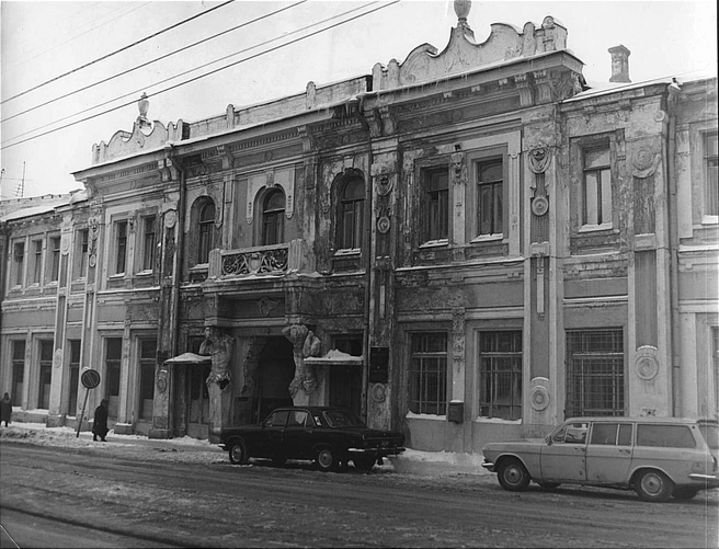 В советские годы в знаменитом Доме с атлантами на Венцека, 55 находились военная прокуратура и военный трибунал. Теперь роскошная усадьба, которую выстроила для себя самая богатая семья города — Шихобаловы, находится в ведении Самарского художественного музея | Источник: фотофонд Самарского областного государственного архива социально-политической истории