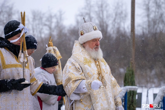 Неизменно освящение воды в Туре провел владыка Димитрий | Источник: Илья Чикотин / 72.RU