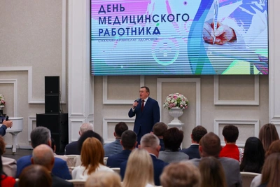 Сахалинских медиков наградили перед профессиональным праздником