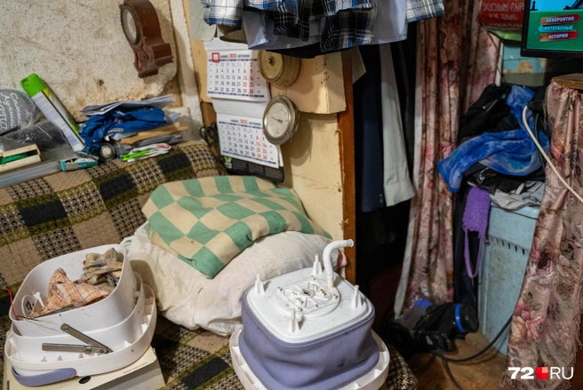 Над календарем старые фотографии семьи Ивана | Источник: Илья Чикотин / 72.RU