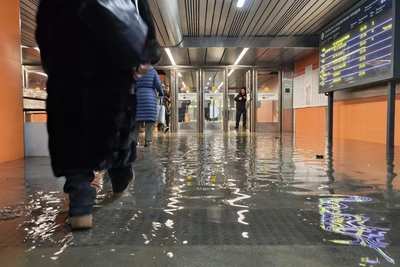 Прорыв трубы вызвал потоп на станции Нижегородская