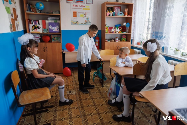 Пока учитель не зашел в класс, можно и поболтать | Источник: Алексей Волхонский / V1.RU