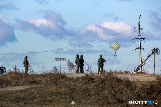 Въезд в деревню охраняют военные | Источник: Алина Ринчино / «ИрСити»