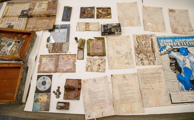 Предметы, хранящиеся в капсулах времени, включают карманный телевизор, калькулятор на солнечной батарее, коллекцию британских монет, несколько семян деревьев в бутылке, голограмму снежинки, лист переработанной бумаги, европейский паспорт и компакт-диск Кайли Миноуг. | Источник: gosh.nhs.uk