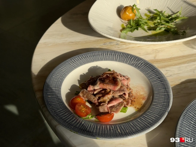 Телятину перед подачей доводят до готовности с помощью газовой горелки | Источник: Дарья Паращенко / 93.RU