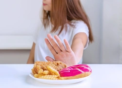 «Растопят» жир: откажитесь от этих 5 продуктов, чтобы сбросить вес к Новому году