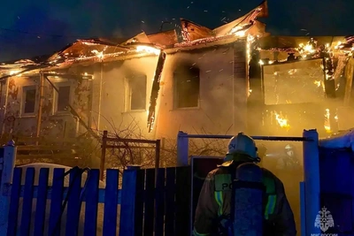 Двое погибли при пожаре в частном доме в Барнауле