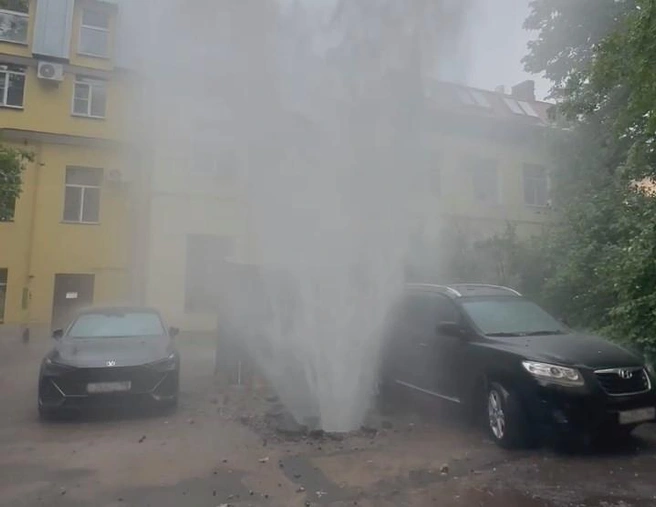 В переулке Гривцова в ходе гидравлических испытаний прорвало трубу. Фонтан поднялся в несколько метров высотой | Источник: читательница «Фонтанки» Виктория
