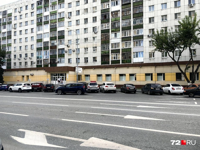Теперь эта парковка платная. Правда, тюменцы всё равно умудряются вставать вторым рядом  | Источник: Павел Красоткин / 72.RU 
