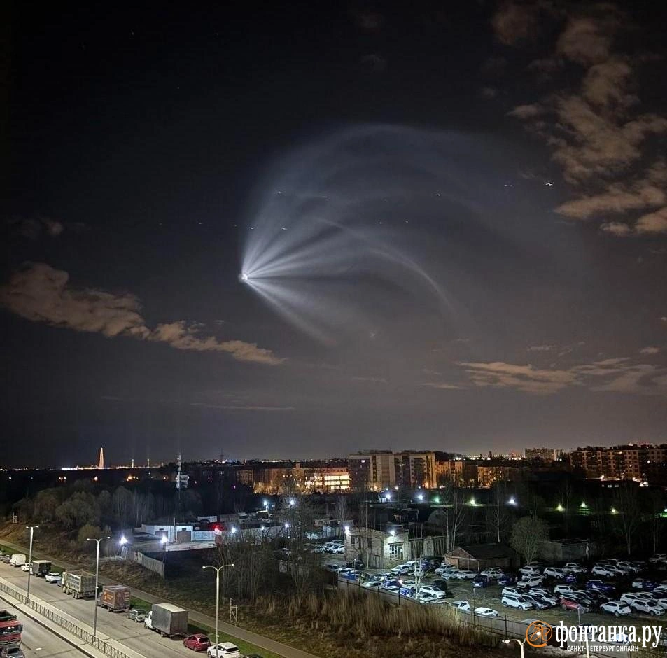 В Петербурге очевидцы обсуждают замеченную в небе светящуюся «медузу»