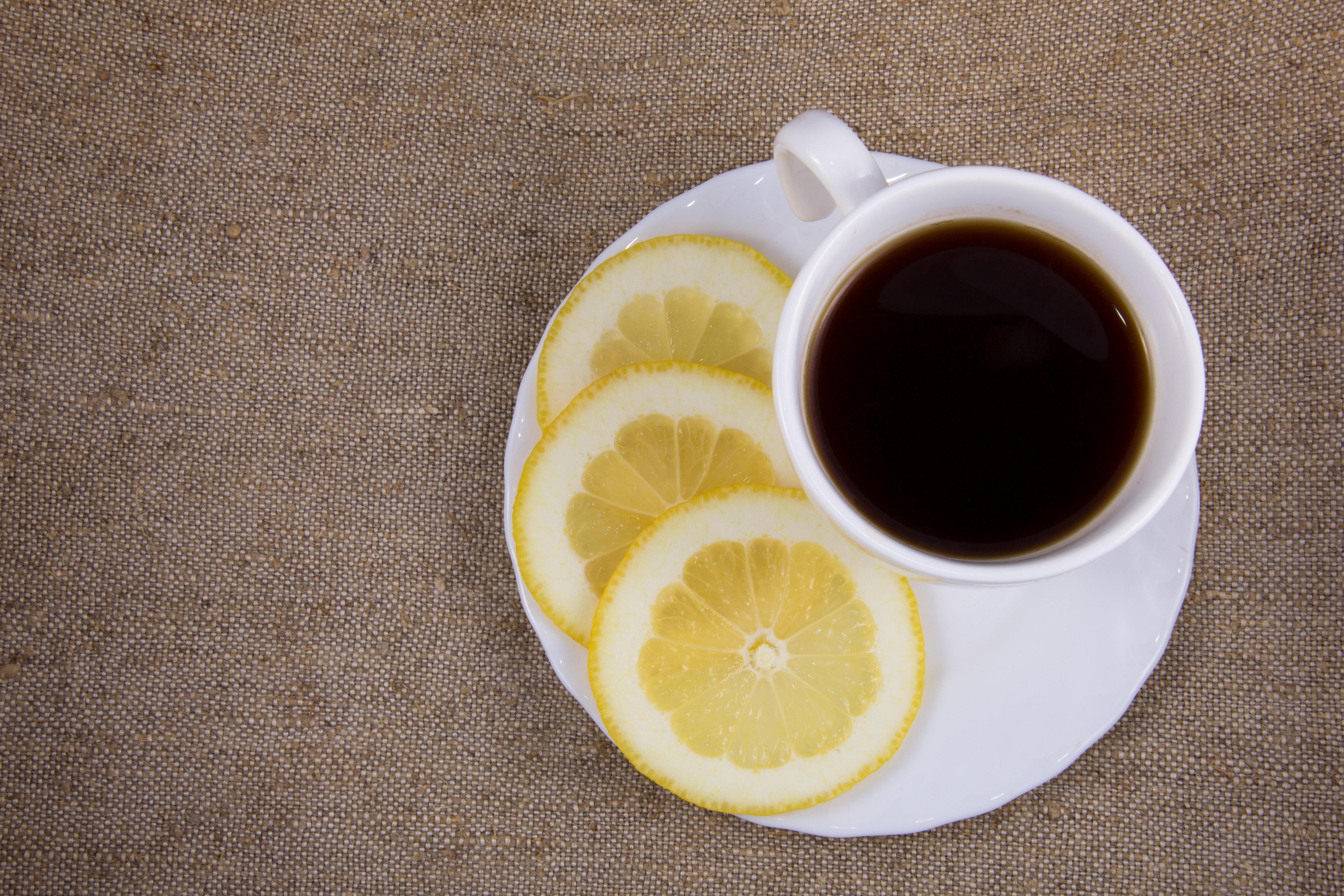 Если пить кофе с лимоном что будет. Кофе с лимоном. Черный кофе с лимоном. Эспрессо с лимоном. Кофе и долька лимона.