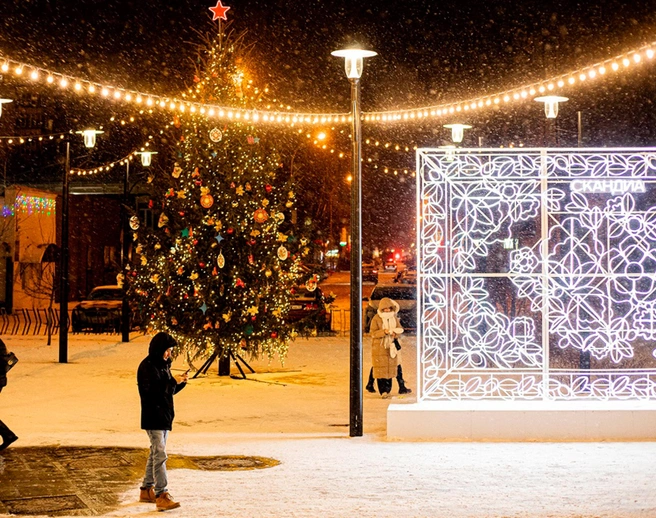 Ковер на Дзержинского и огромная живая ель с советскими игрушками | Источник: Администрация Тюмени