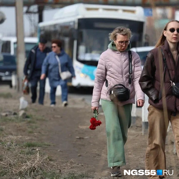 Многие шли к могилам пешком, чтобы не стоять в пробках | Источник: Евгений Софийчук / NGS55.RU