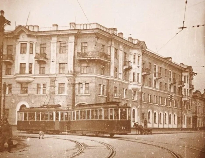 Таким был угол улиц Ленина и Горького в начале 1950-х | Источник: автор неизвестен / Pastvu.com
