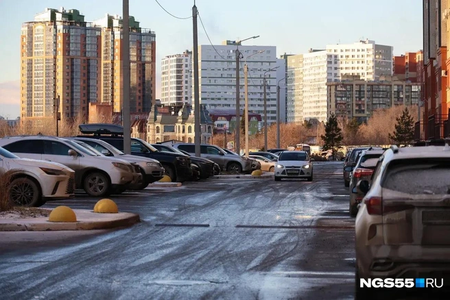 Даже в разгар рабочего дня во дворах негде припарковаться | Источник: Евгений Софийчук / NGS55.RU